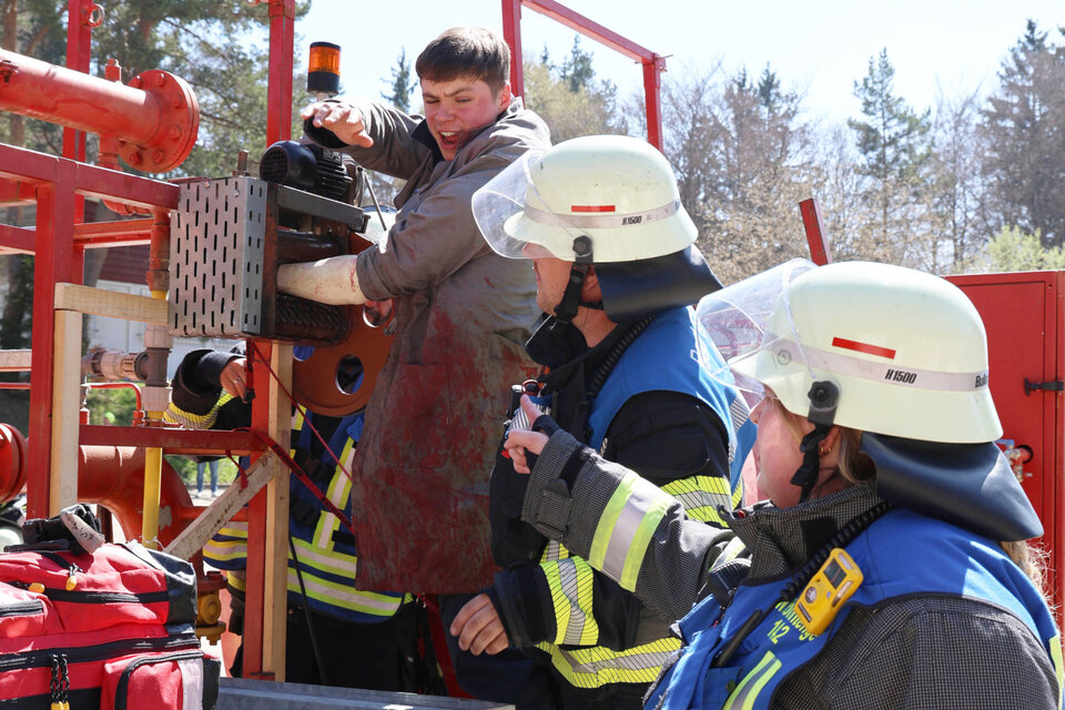 Ein Arbeiter ist mit einem Arm in einer Maschine eingeklemmt (Station "Kämpferbahn").