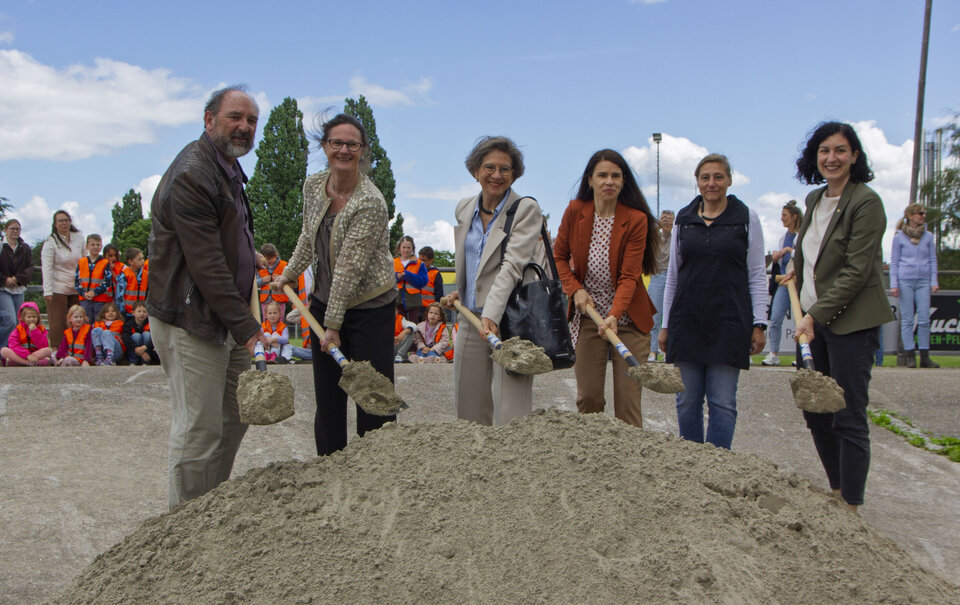 Beim Spatenstich für die neue Sprachheilschule in Maulburg (von links): Schulleiter Hugo Brauer, Fachbereichsleiterin Ute Bobert, Landrätin Marion Dammann, Bürgermeisterin Jessica Lang, Mitarbeiterin im Bauamt Maulburg Birgit Bergmann-Rooks, Landtagsabgeordnete Sarah Hagmann