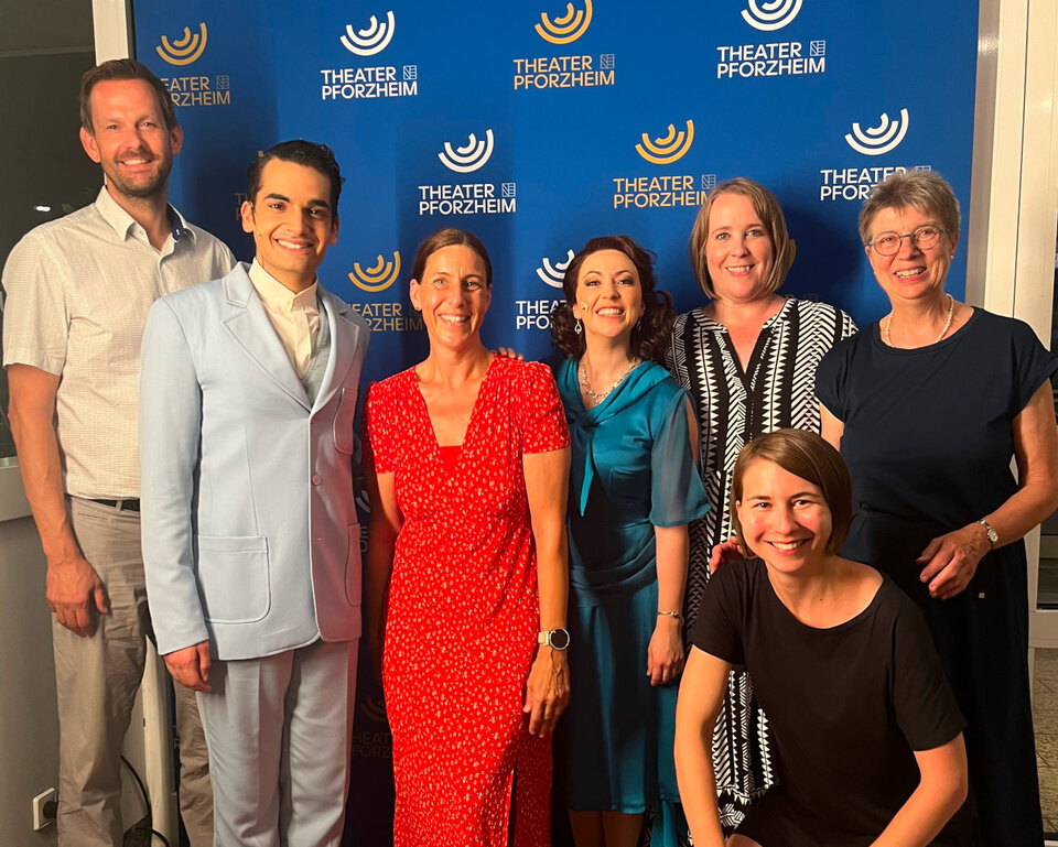 Nach der Musicalvorstellung konnten sich die Ehrenamtlichen mit zwei Mitwirkenden des Musicals ablichten lassen und selbst ins Rampenlicht treten. Diese Gelegenheit hat auch das Team der FRAG zusammen mit Landrat Bastian Rosenau (links) und Annalena Stöger vom Sozialministerium (rechts vorne) genutzt. 