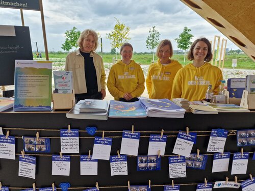 Die Stabsstelle Wirtschaftsförderung des Rhein-Neckar-Kreises war am Europatag mit einem Infostand auf der Mannheimer Bundesgartenschau vertreten. Die Besucherinnen und Besucher waren dazu eingeladen, ihre Gedanken zur EU niederzuschreiben.