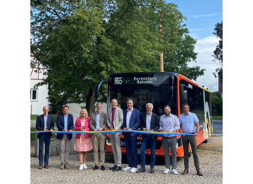 Vertretende der Kommunen, der Verkehrsunternehmen und des Landkreises geben die neue Regiobus-Linie R60 frei. 
V.l.n.r.: Jürgen Löffler, Thomas Weiße (RAB), Manuela Hugger (Berg), Dr. Andreas Honikel-Günther, Harald Sievers (Landkreis Ravensburg), Oliver Spieß (Fronreute), Bernd Grabherr (Omnibus Grabherr), Timo Egger (Fleischwangen), Tobias Brändle (Ebenweiler)