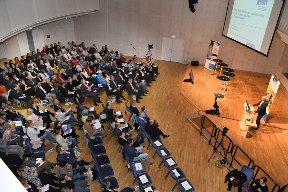 Blick in den vollen Saal 270 Interessierte waren beim Fachtag dabei. 