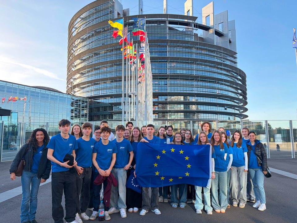 Die Schülerinnen und Schüler mit ihren Begleitlehrkräften Theresa Lutz und Madlen Segeritz vor dem Europäischen Parlament in Straßburg
