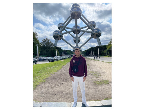 Marius Lang vor dem Atomium in Brüssel