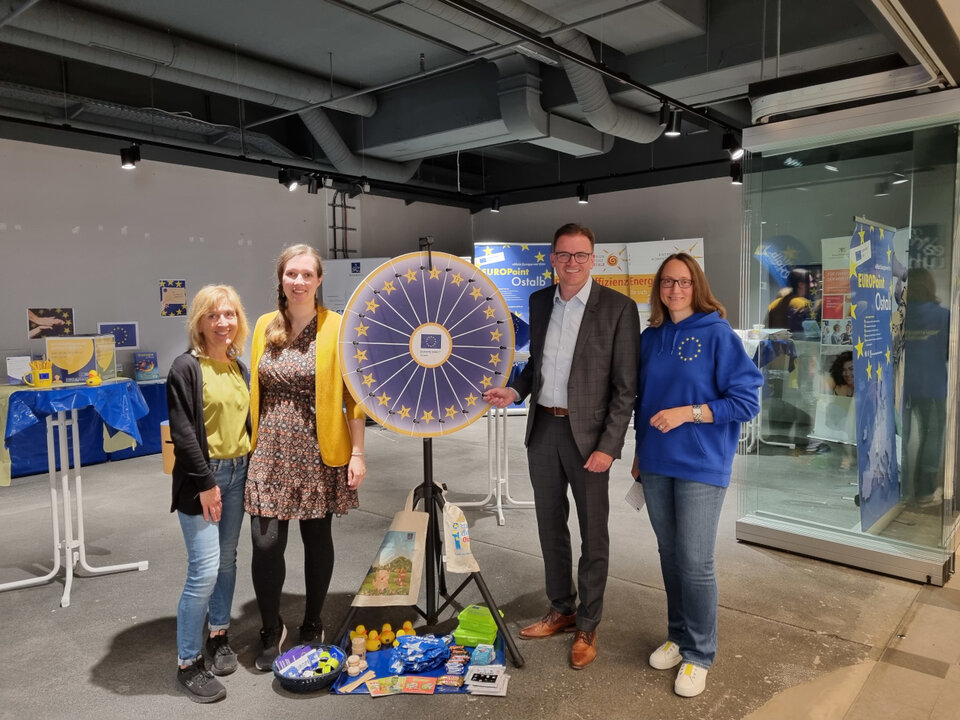 Der erfolgreiche erste EU-Pop-up-Store 2023 im Kubus Einkaufszentrum in Aalen soll in Schwäbisch Gmünd im Mai 2024 eine Fortsetzung finden. Zu sehen sind Landrat Dr. Joachim Bläse mit dem Team des EUROPoint Ostalb Katharina Grupp und Birgit Bort sowie der Europabeauftragten Andrea Hahn