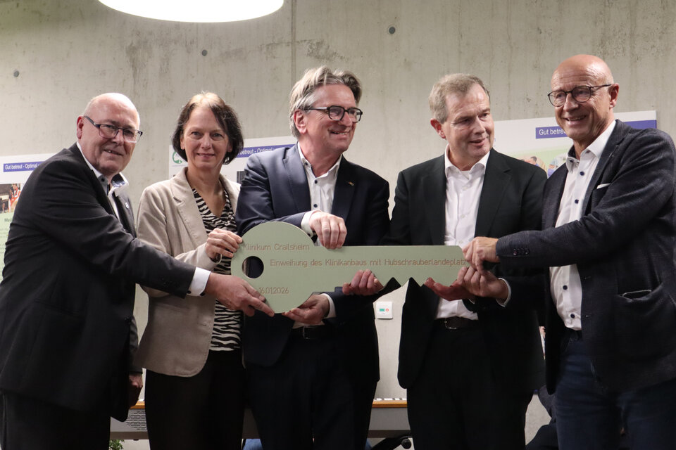 Der Schlüssel für den Klinikanbau wird symbolisch übergeben (v.l.n.r.): Klinikgeschäftsführer Werner Schmidt, Regierungspräsidentin Susanne Bay, Minister Manne Lucha, Architekt Johannes Stubbs, Landrat Gerhard Bauer