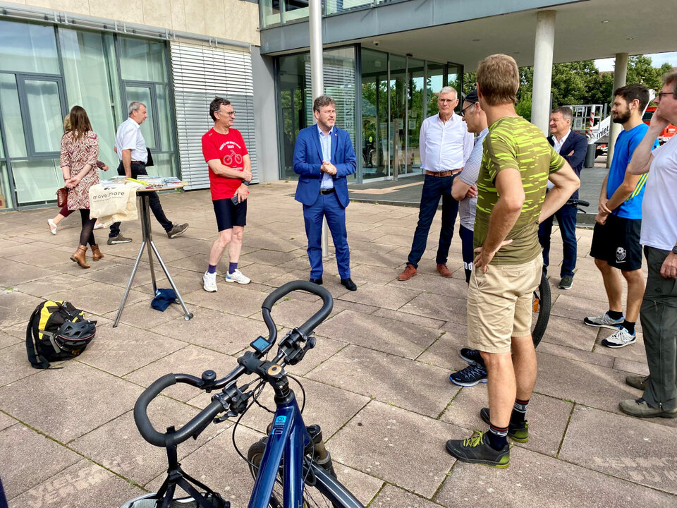 Startklar vor dem Landratsamt: Landrat Prof. Dr. Christian Dusch (Mitte) bei der Abfahrt der Radlergruppe mit Prof. Dr.-Ing. Franz Quint von der Hochschule Karlsruhe (links) und Dezernent Mario Mohr (rechts).