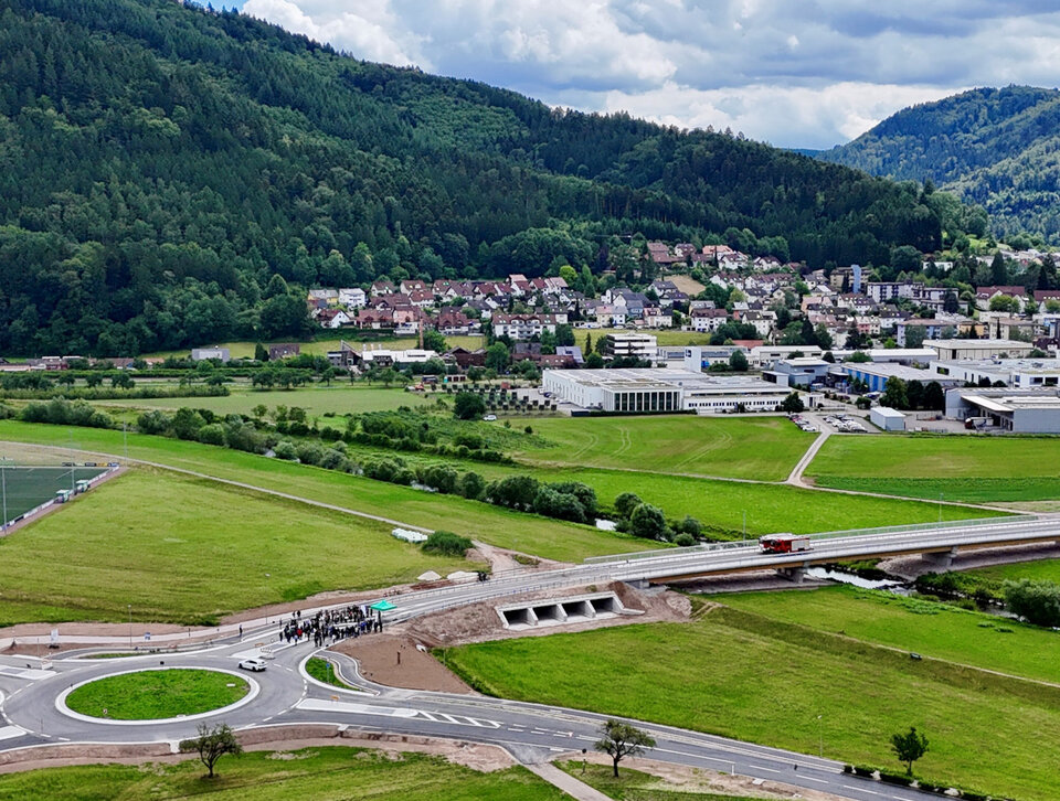 Musterbauwerk: Die neue Kinzigbrücke wurde als Holz-Beton-Verbundbrücke errichtet und hat eine Gesamtstützweite von 136 Metern - bundesweit einmalig. 