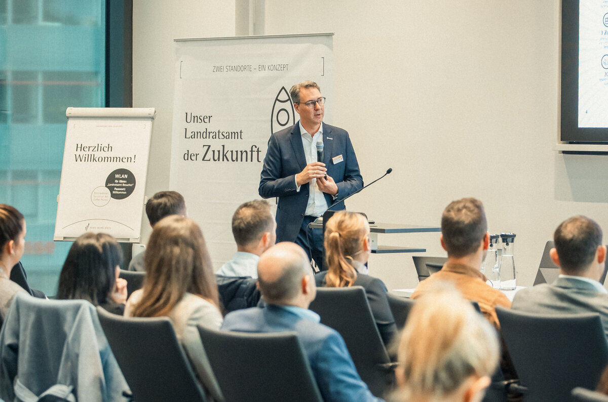 Landrat Dr. Richard Sigel begrüßt die Teilnehmenden.