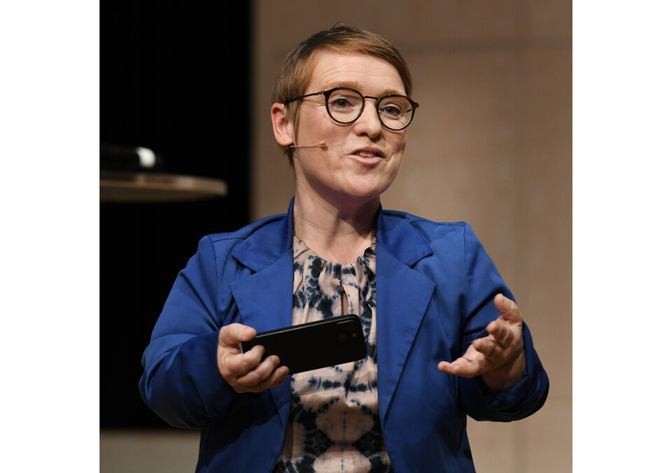 Landesbehindertenbeauftragte Simone Fischer auf dem Podium Landesbehindertenbeauftragte Simone Fischer (Bild) und viele weitere Akteure brachten ihre Expertise ein.