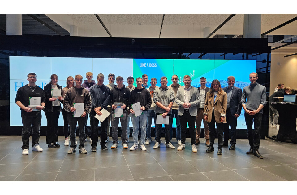 Die drei Gewinner-Teams bei der Preisverleihung mit Wirtschaftsförderer Johannes Schaible (fünfter von rechts), Nagolds Bürgermeister Hagen Breitling (zweiter von rechts) und Julius Wick, Leiter Kaufmännisches Management bei Wackenhut (vierter von rechts).