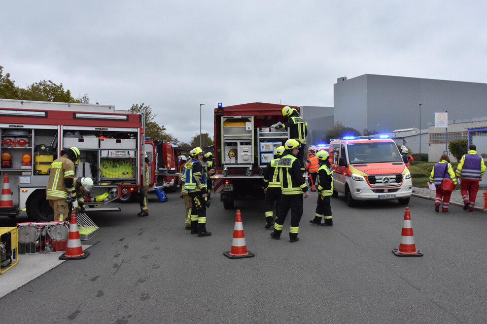 Ein Großaufgebot aller im Kreis tätigen Hilfsorganisationen, hier beispielsweise Feuerwehr und DRK, nahm an der Übung teil. 