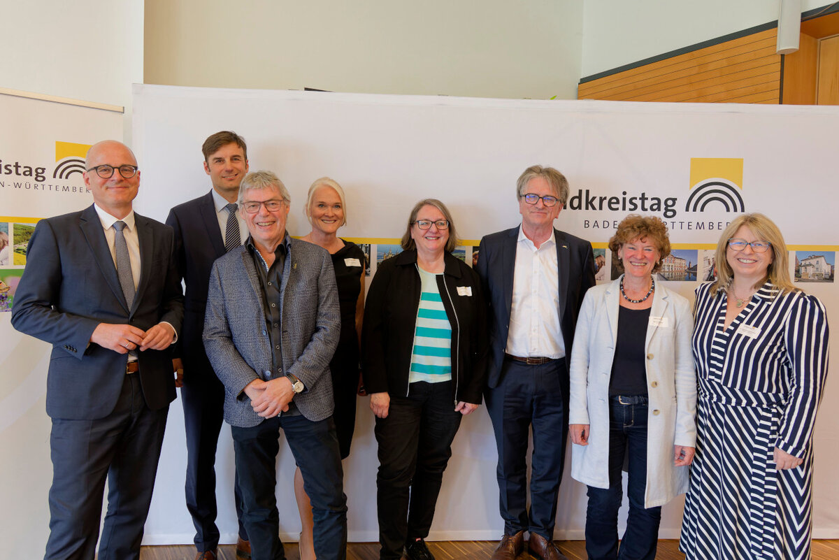 Die Vortragenden bei den 22. Reichenauer Tagen (v. li. n. re.): LKT-Hauptgeschäftsführer Prof. Dr. Alexis von Komorowski, Landrat Zeno Danner, Prof. Dr. Peter Dehne, Dr. Antje Grobe, Dr. Petra Potz, Sozialminister Manne Lucha MdL, Ingrid Engelhart, Dr. Anja Reichert-Schick

