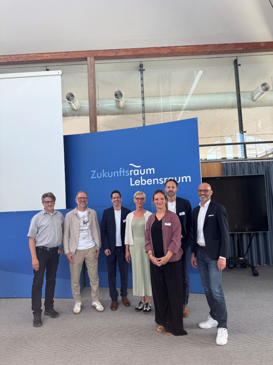 V.l.: Freuen sich über fünf erfolgreiche Jahre der Zusammenarbeit im Pflegeausbildungsverbund: Arne Holthuis (Stationäre Akutpflege), Matthias Trautmann (Stationäre Langzeitpflege), Benjamin Walder (Referent), Stefanie Kramer (Pflegeschulen), Annette Müller (Koordinatorin der Pflegeausbildung), Martin Egerth (Referent) und Markus Leichenauer (Ambulante Akut- und Langzeitpflege).