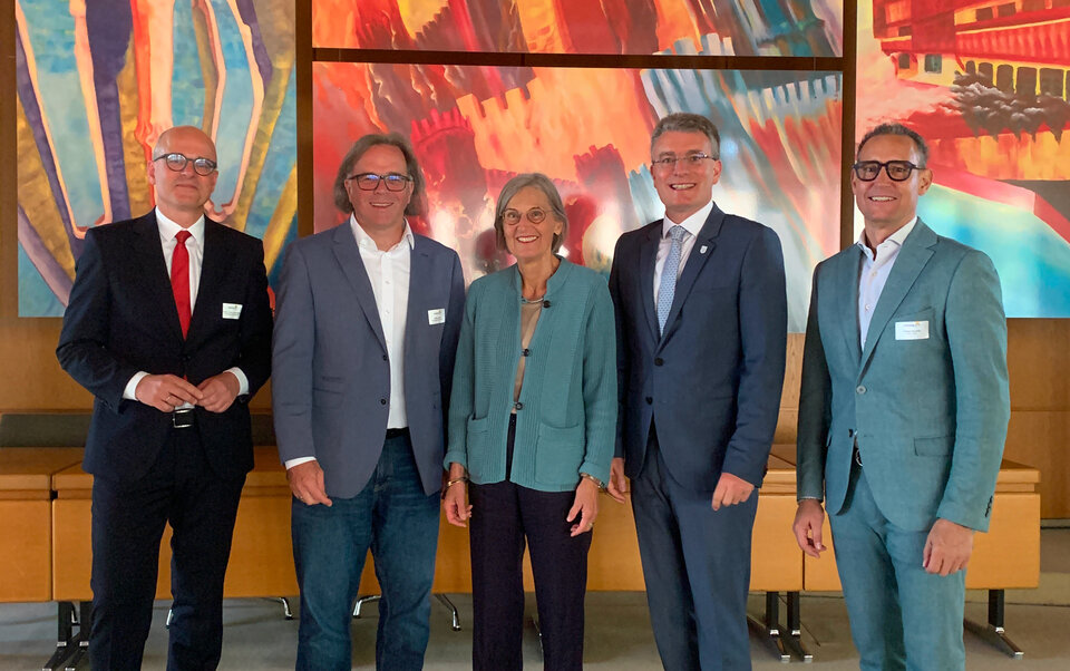 V.l.n.r.: Prof. Dr. Alexis von Komorowski, Hauptgeschäftsführer des Landkreistags Baden-Württemberg, Regierungspräsident Carsten Gabbert (RP Freiburg), Landrätin a.D. Dorothea Störr-Ritter (Landkreis Breisgau-Hochschwarzwald), Landrat Thorsten Erny (Ortenaukreis), William Schmitt, Vorstandsvorsitzender der Komm.ONE AöR