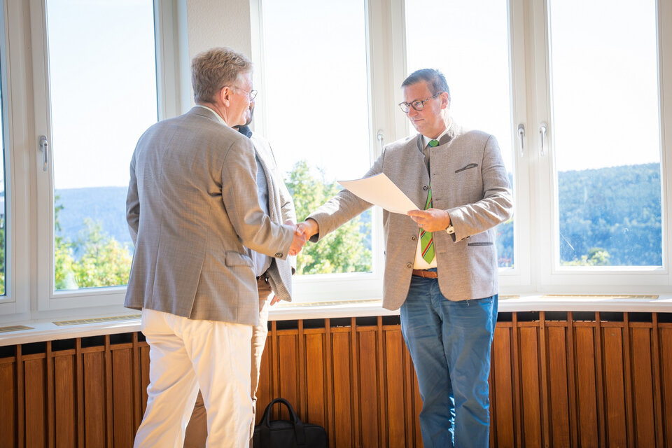 Minister Peter Hauk übergibt den finalen Förderbescheid für das Modellprojekt CoworkingLand BW.