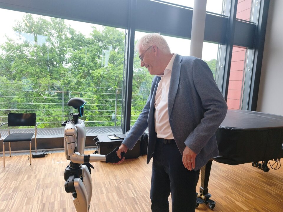 Landrat Helmut Riegger sowie ein Roboter der Hochschule Pforzheim 