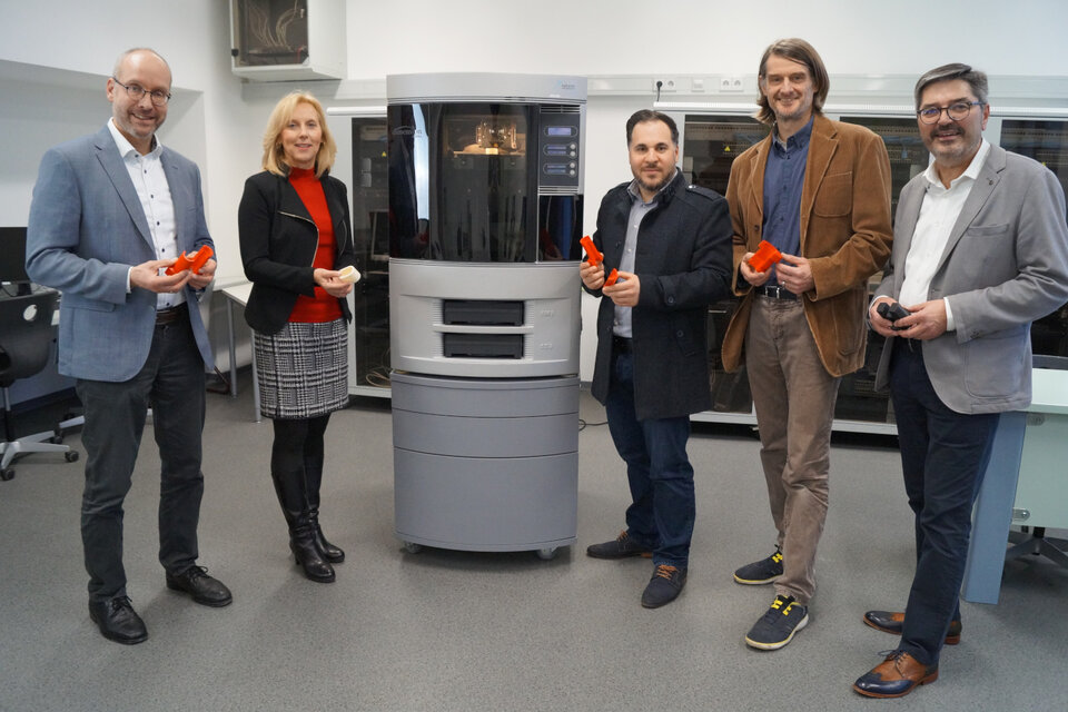 Die Gewerbliche Schule Bad Mergentheim erhielt von der Dualen Hochschule Baden-Württemberg einen neuen 3D-Drucker zur Erweiterung des bestehenden „Maschinenparks“. Zur Übergabe trafen sich Vertreterinnen und Vertreter des Schulträgers Main-Tauber-Kreis, der Dualen Hochschule und der Gewerbliche Schule (von links nach rechts): Schulleiter Oberstudiendirektor Peter Wöhrle, Ursula Mühleck, Dezernentin für Kreisentwicklung und Bildung im Landratsamt Main-Tauber-Kreis, Diplomingenieur Zeki Susam, DHBW, Prof. Dr. Ingenieur Volker Siegismund, DHBW Studiendirektor Alfred Winklmaier, Abteilungsleiter Elektrotechnik an der Gewerblichen Schule. 