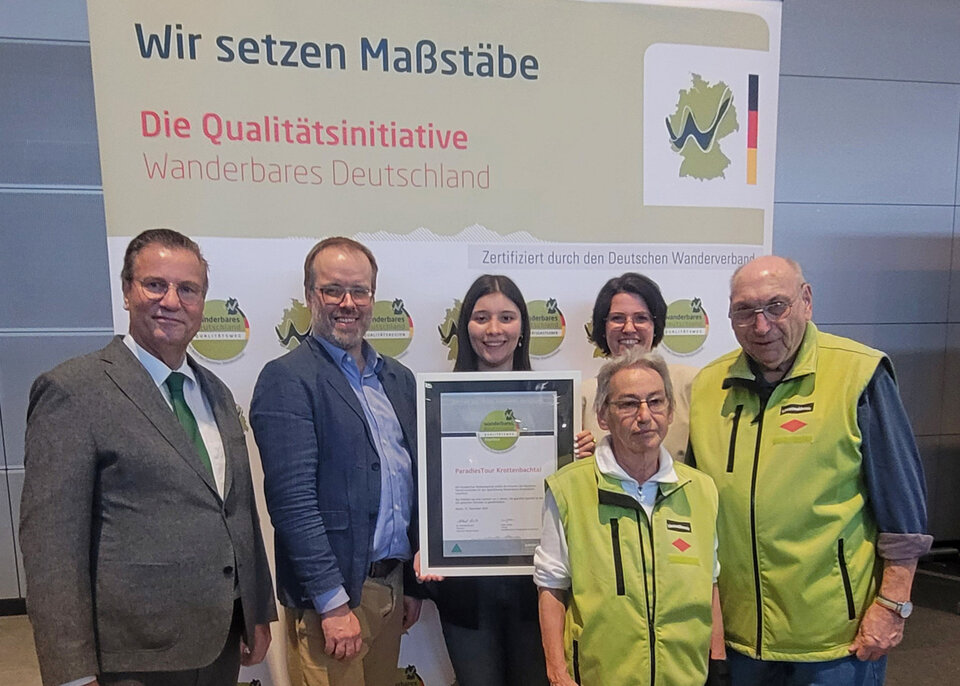 V.l.: Landwirtschaftsminister Peter Hauk, Minister für Ernährung, Ländlichen Raum und Verbraucherschutz, Dr. Bernd Hartmann, Geschäftsführer Deutscher Wanderverband, Lorena Schey, Stadt Blumberg, Daniela Bailer, Landratsamt Schwarzwald-Baar-Kreis, Monika und Lothar Recktenwald, Schwarzwaldverein Blumberg
