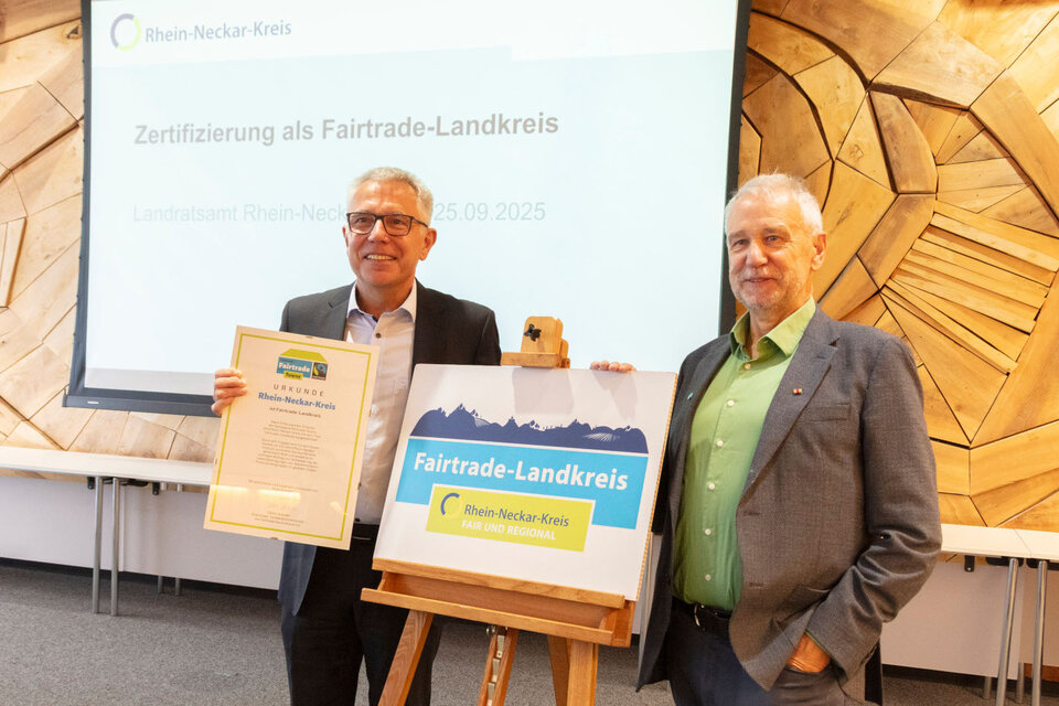 Dieter Overath überreichte die Zertifizierungsurkunde an Landrat Stefan Dallinger (links).