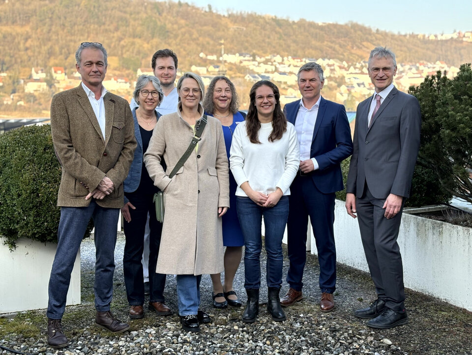 Landrat Ian Schölzel begrüßt Dr. Elisabeth Sille als erste Ärztin im Weiterbildungsverbund Hohenlohekreis. V.l.n.r. Stefan Haupt, teilnehmende Praxis im Weiterbildungsverbund Hohenlohekreis, Ute Zeile, Koordinationsstelle Weiterbildungsverbund Hohenlohekreis, Wolf Bakaus, Ansprechpartner Weiterbildungsverbund Hohenlohekreis im Hohenloher Krankenhaus, Dr. Susanne Bublitz, teilnehmende Praxis im Weiterbildungsverbund Hohenlohekreis, Annemarie Flicker-Klein, Amtsleiterin Gesundheitsamt Landratsamt Hohenlohekreis, Dr. med. Elisabeth Sille, erste Ärztin im Weiterbildungsverbund Hohenlohekreis, Landrat Ian Schölzel, Dr. Stefan Baier, teilnehmende Praxis im Weiterbildungsverbund Hohenlohekreis. 