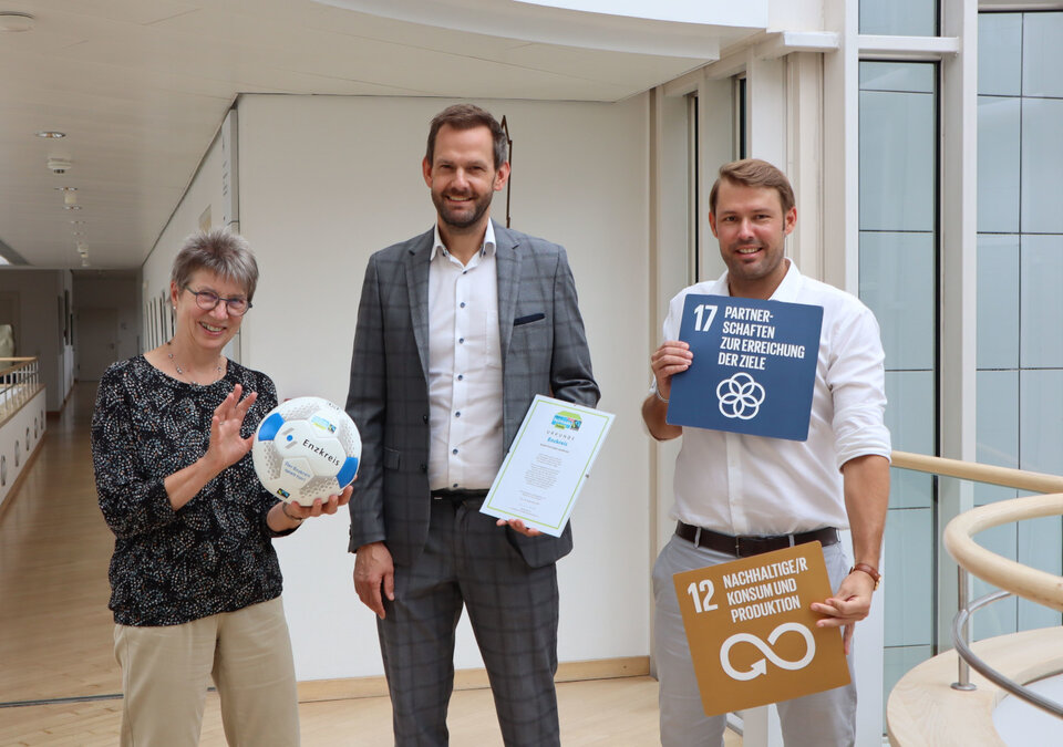 Landrat Bastian Rosenau (Mitte) freut sich gemeinsam mit Angela Gewiese und Dr. Jannis Hoek über die erneute Auszeichnung des Enzkreises als Fairtrade-Landkreis und damit über die Anerkennung des Engagements für mehr globale Gerechtigkeit.