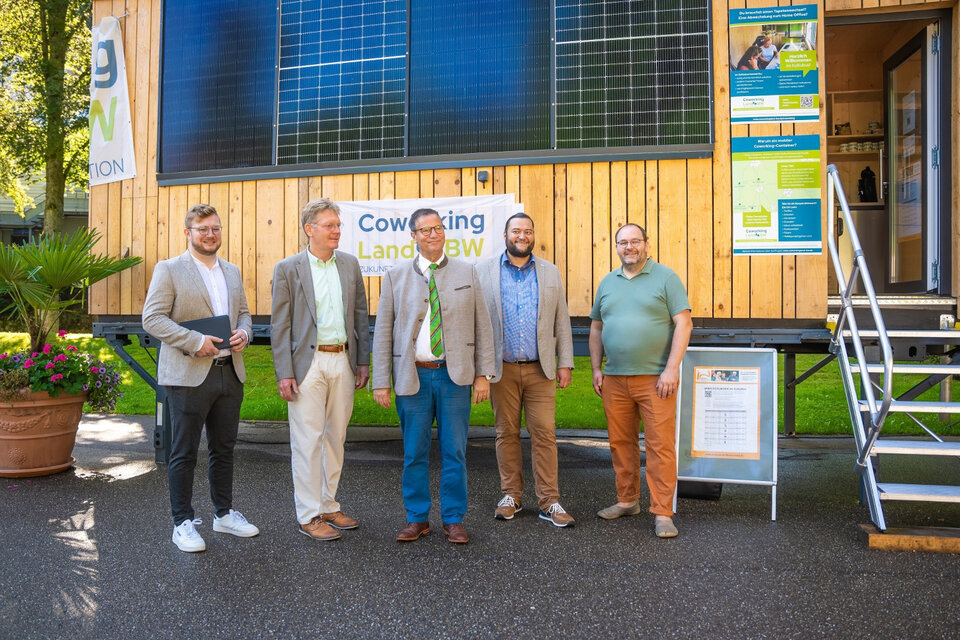 V.l.: Wirtschaftsförderer des Landkreises Calw Johannes Schaible, Erster Landesbeamter des Landkreises Calw Dr. Frank Wiehe, Minister für Ernährung, Ländlichen Raum und Verbraucherschutz Peter Hauk, Bürgermeister Marco Gauger und Moritz Meidert vom Gründerschiff vor dem Co-Working Kubus in 