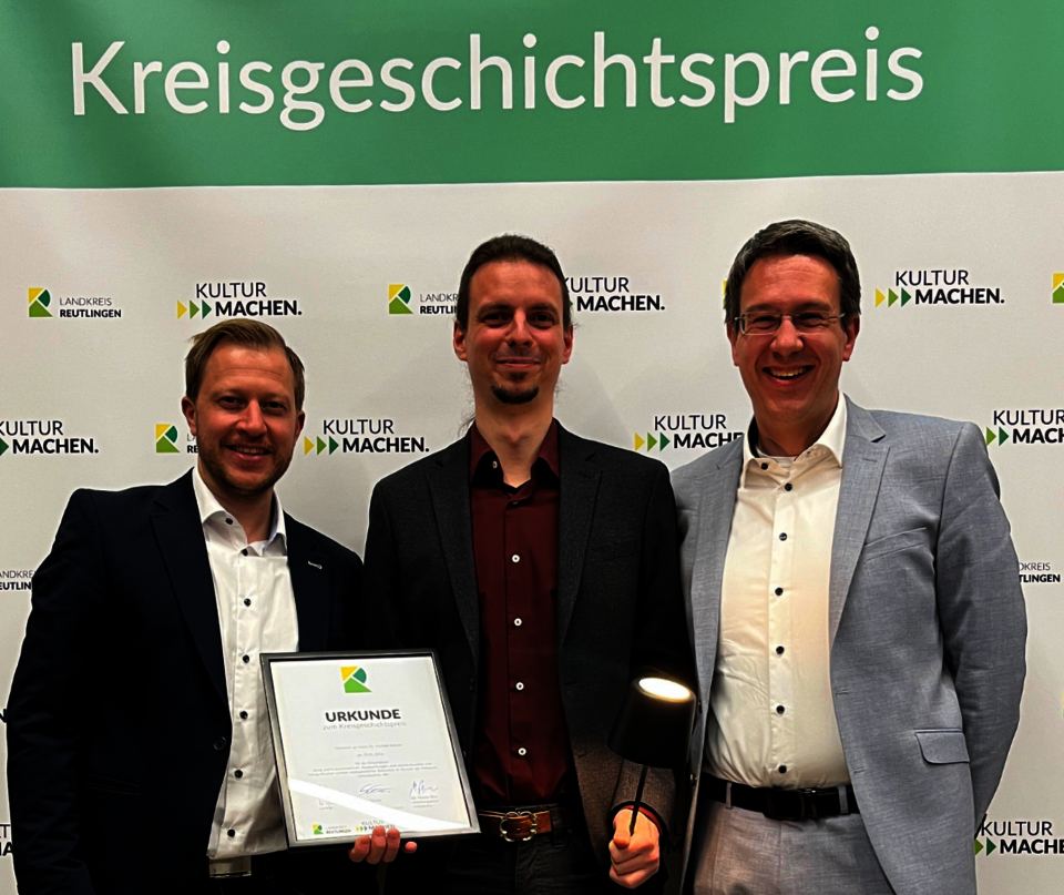 Der Kreisgeschichtspreisträger Dr. Michel Kienzle (m.) mit Amtsleiter Daniel Stückle (l.) und Kreisarchivleiter Dr. Marco Birn (r.).