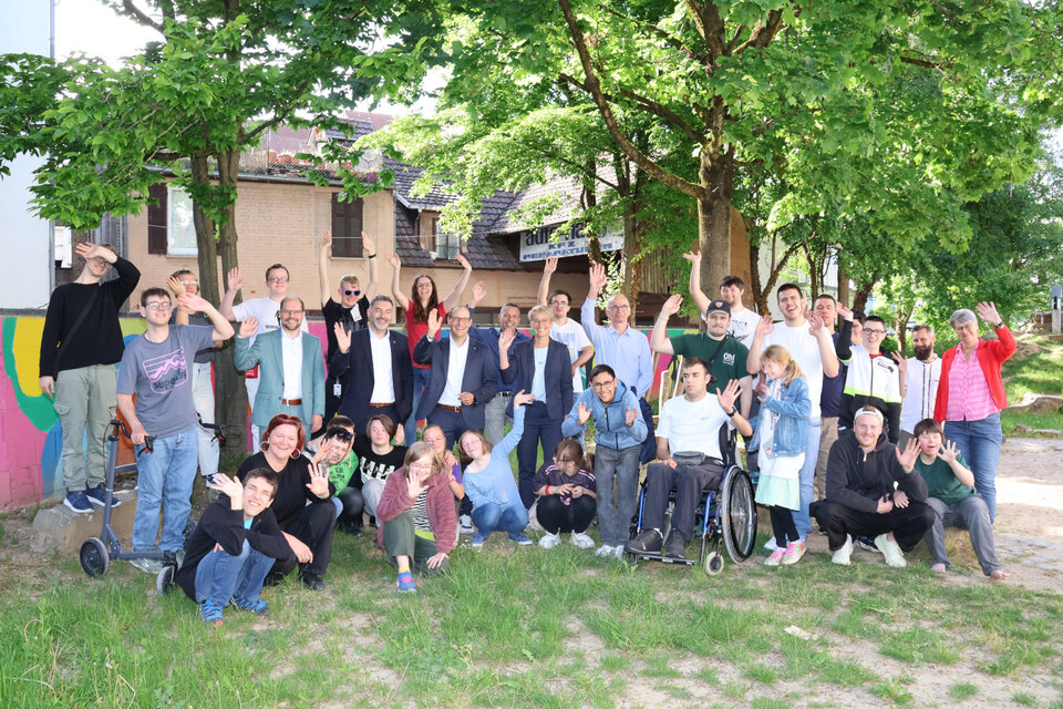 Gruppenbild mit allen: Jugendliche und junge Erwachsene treffen sich beim Stadtjugendring Esslingen wöchentlich zum inklusiven Jugendtreff.