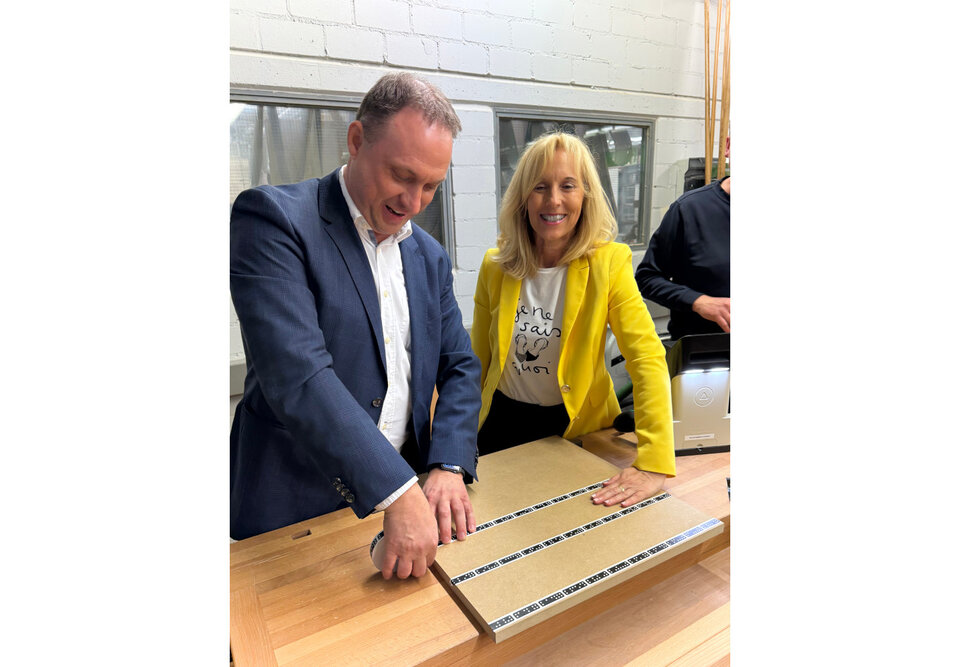 Hightech trifft Handwerk: Dezernentin Ursula Mühleck und der stellvertretende Schulleiter der Gewerblichen Schule Tauberbischofsheim (GTB), Ralf Scherer, probierten die neue CNC-Oberfräse der GTB selbst aus.