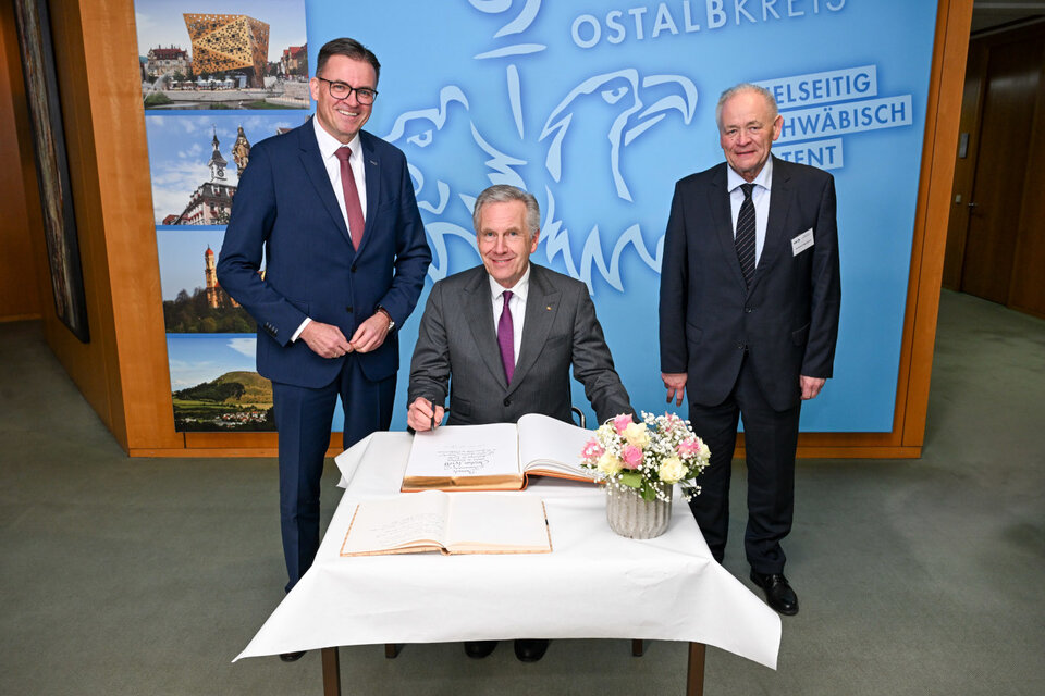 Bundespräsident a. D. Christian Wulff (Mitte) trug sich auch ins Goldene Buch des Ostalbkreises ein – links Landrat Dr. Joachim Bläse und rechts Gerhard Ziegelbauer, Gesellschaft für Sicherheitspolitik (GSP), Sektion Ostwürttemberg.