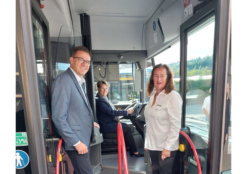 Landrat Dr. Joachim Bläse (links) mit der Vorsitzende der Geschäftsführung der Bundesagentur für Arbeit Claudia Prusik am Steuer und Jutta Kienhöfer, Academy Fahrschule Schwäbisch Gmünd (rechts)