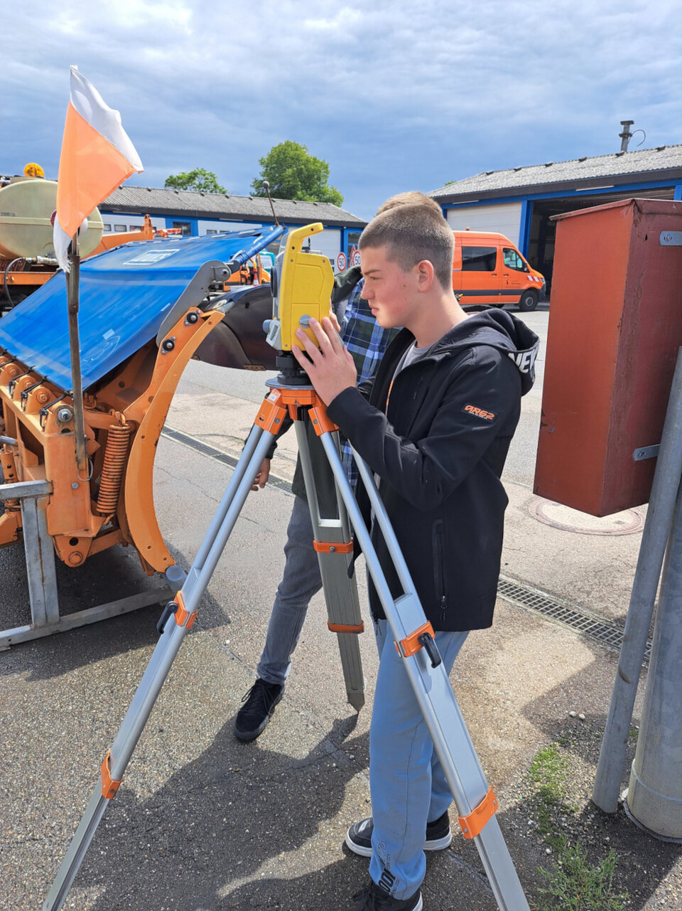 Einblick in die Vermessungstechnik: Hier wird ein modernes Vermessungsgerät bedient, um präzise Daten für zukünftige Bauprojekte zu erfassen. Die Teilnehmer lernen die vielseitigen Anwendungen und Techniken im Bereich der Vermessung kennen.