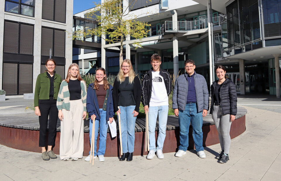 Mitarbeiterinnen des Regionalen Bildungsbüros haben gemeinsam mit den Auszubildenden und Studierenden Grünanlagen und Gehwege von Müll befreit. 