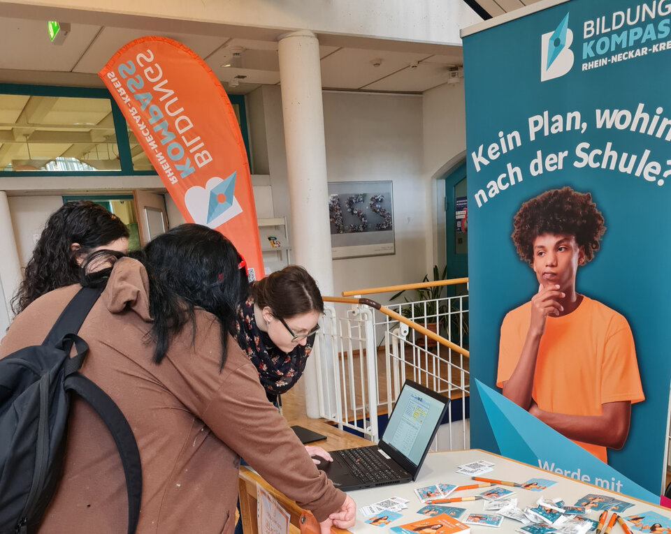 Wie funktioniert der Biko? Das Team Bildungskompass zeigt Schülerinnen und Schülern vor Ort an Schulen, wie sich das Tool bedienen lässt und welchen Mehrwert es liefert.