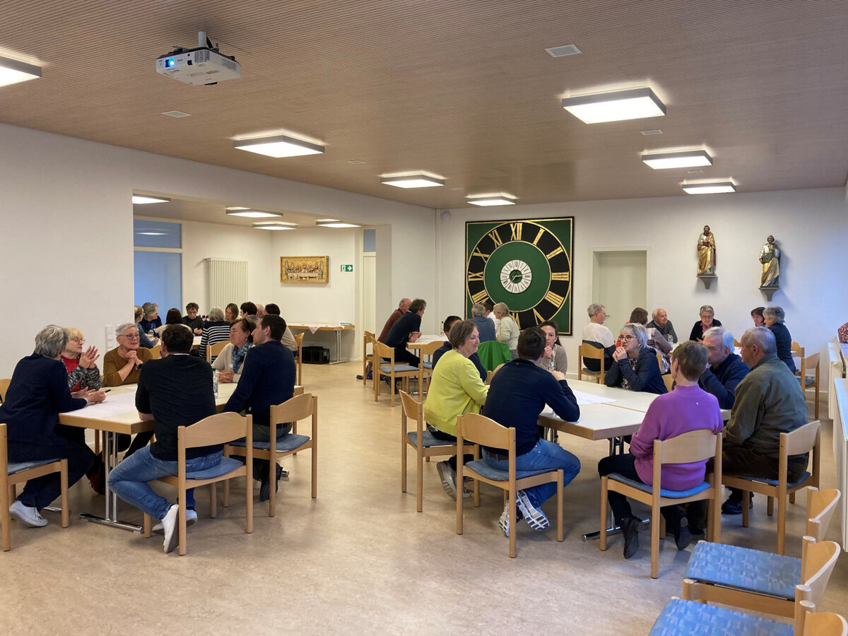Dorfgespräch in Äpfingen – an Thementischen wird diskutiert.