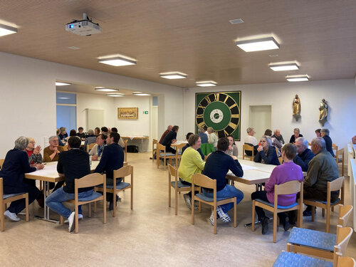 Dorfgespräch in Äpfingen – an Thementischen wird diskutiert.