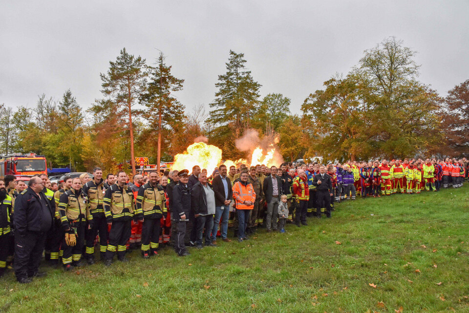 Die Teilnehmer der Übung versammelten sich vor Beginn zum Gruppenbild mit Landrat Christoph Schauder und dem „Hausherrn“ auf dem Übungsgelände, Vertriebs-Geschäftsführer Alexandros Mikros von der Würth Industrie Service. 
