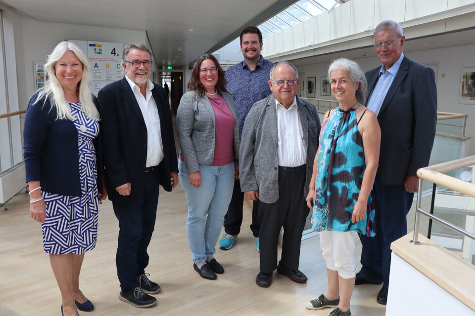 Acht Kreisrätinnen und Kreisräte werden namens des Enzkreises in den kommenden drei Jahren im Rat der Gemeinden und Regionen Europas (RGRE) mitarbeiten (v.l.n.r.): Rita Talmon,.Hans Vester, Pina Stähle, Andreas Scheuermann, Günter Bächle, Christine Fischer und Dr. Peter Napiwotzky; auf dem Bild fehlt Helge Viehweg. 