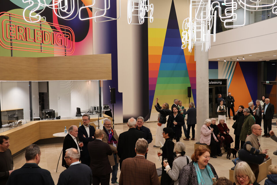 Bei der Vernissage ist die Installation „LRAES“ im Foyer des Landratsamt feierlich vorgestellt worden. 