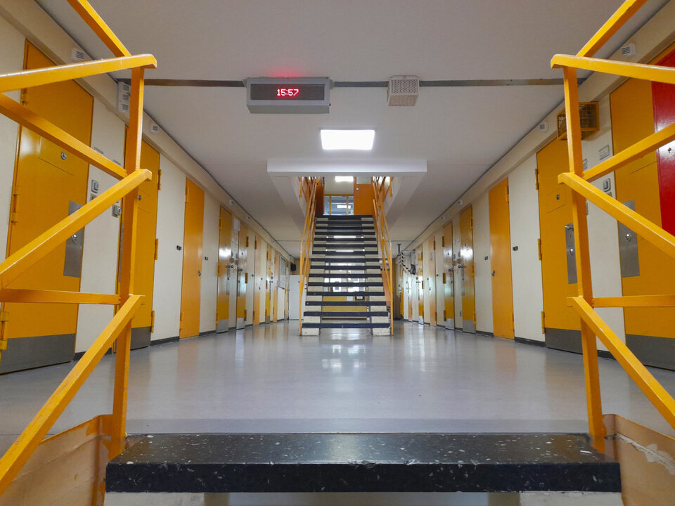 Flur und Treppe in der Untersuchungshaft: Der Alltag von Jugendlichen in der Justizvollzugs-anstalt wurde den Schülerinnen und Schülern des BSZ Wertheim mit dem Präventionsprojekt „Bleib sauber, bleib stark“ nähergebracht. 