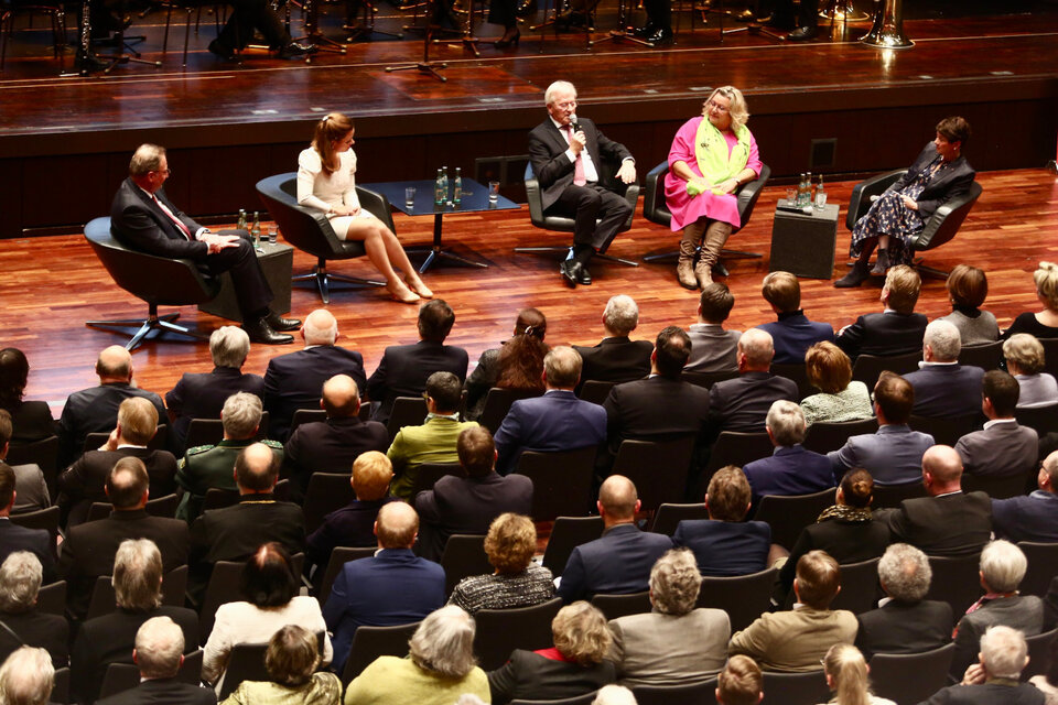 Die Gäste des Jubiläumsdialogs (von links): Joachim Walter, Bonita Grupp, Heinrich Haasis und Dr. Anja Hoppe mit Moderatorin Sonja Faber-Schrecklein.