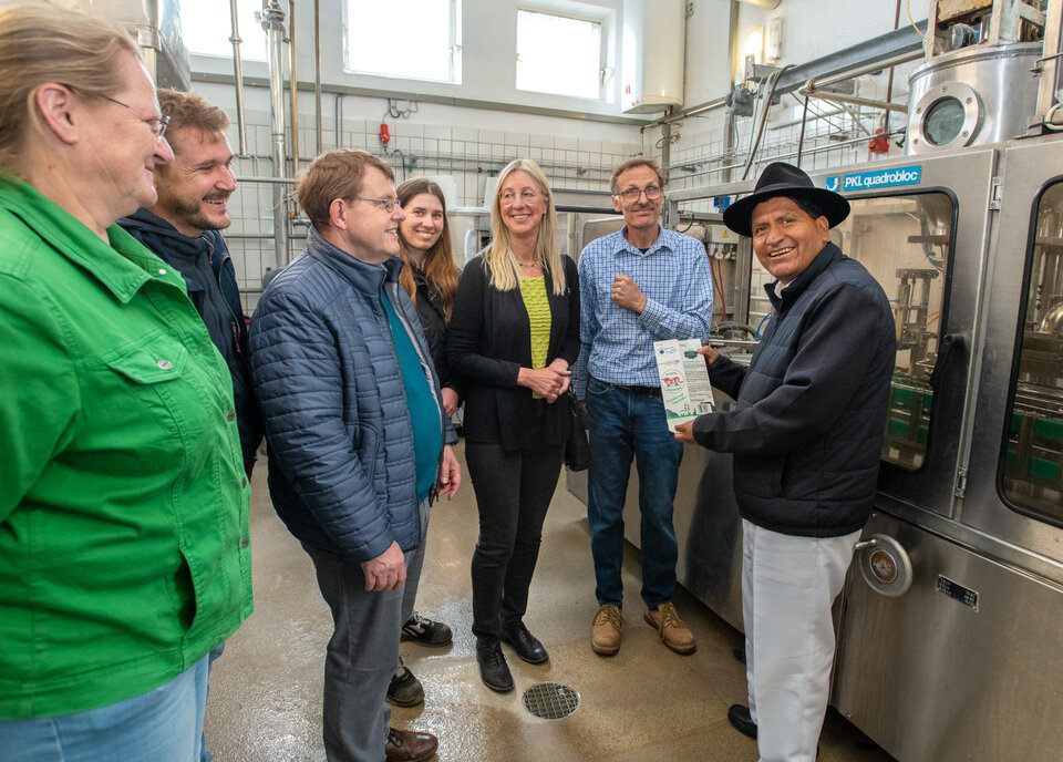 Dr. Manuel Caizabanda Jerez (re.) freut sich über die Informationen bei seinem Besuch auf dem Hof der Familie Dobler in Pflugfelden.