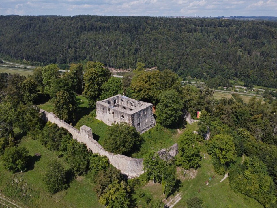 Die Burgruine Albeck aus der Luft, Landkreis Rottweil