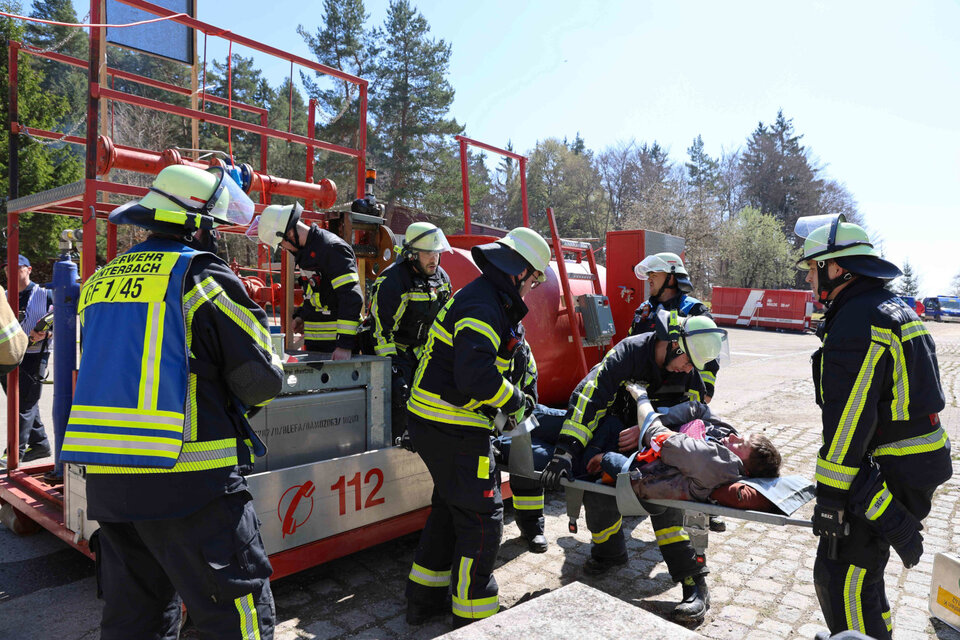 Feuerwehrleute haben den eingeklemmten Arbeiter befreit (Station "Kämpferbahn") .