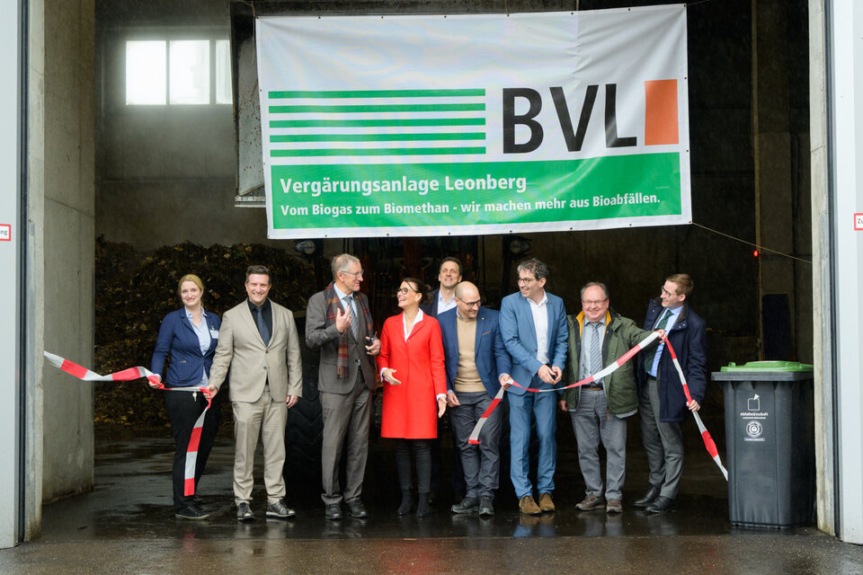 Gruppenbild: Parlamentarische Staatssekretärin Rita Schwarzelühr-Sutter (roter Mantel) und Landrat Roland Bernhard (links daneben) weihen die Anlage mit weiteren Entscheidungsträgern ein.