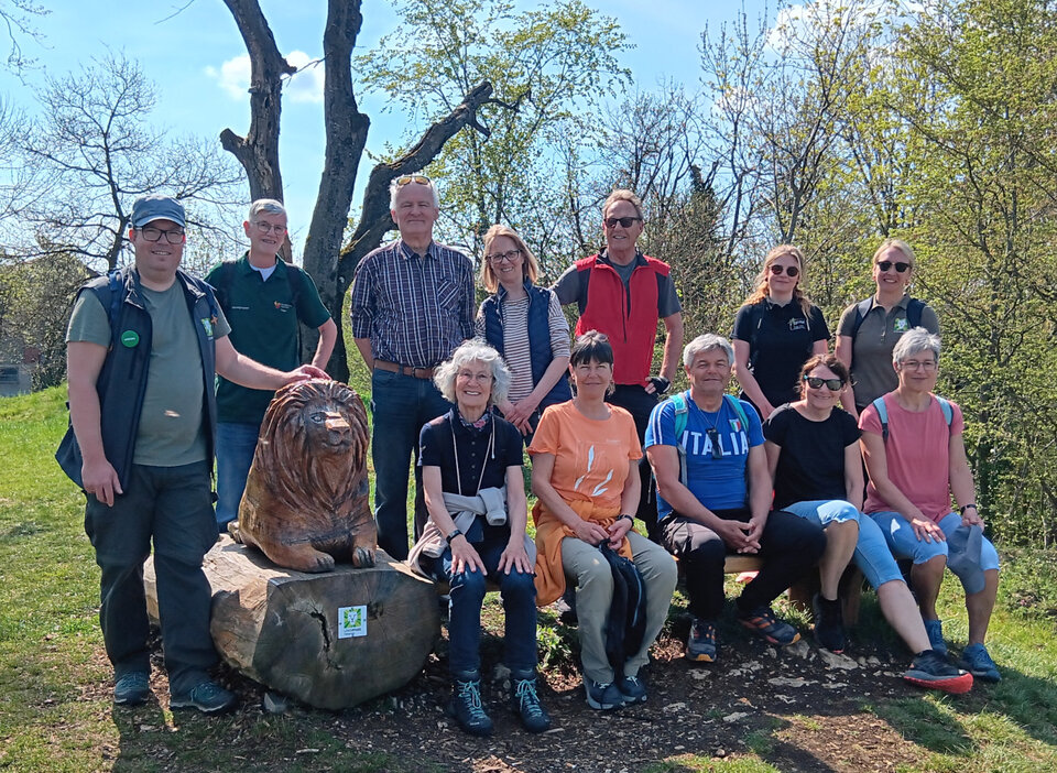 Die Wegepatinnen und Wegepaten der Löwenpfade treffen sich einmal im Jahr zum gemeinsamen Austausch und zum gemeinsamen Wandern. In diesem Jahr ging es auf dem Löwenpfad Filstalgucker bei herrlichem Sonnenschein durch Wald und Flur.