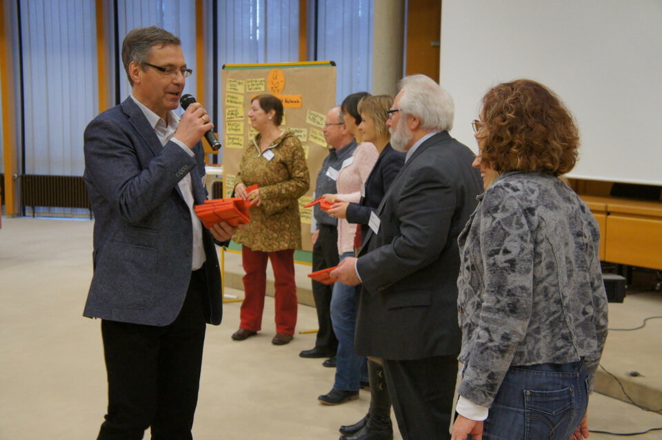 Ingo Kempf bei der Geschenkübergabe für die Workshopleitungen beim BE-Forum 2014
