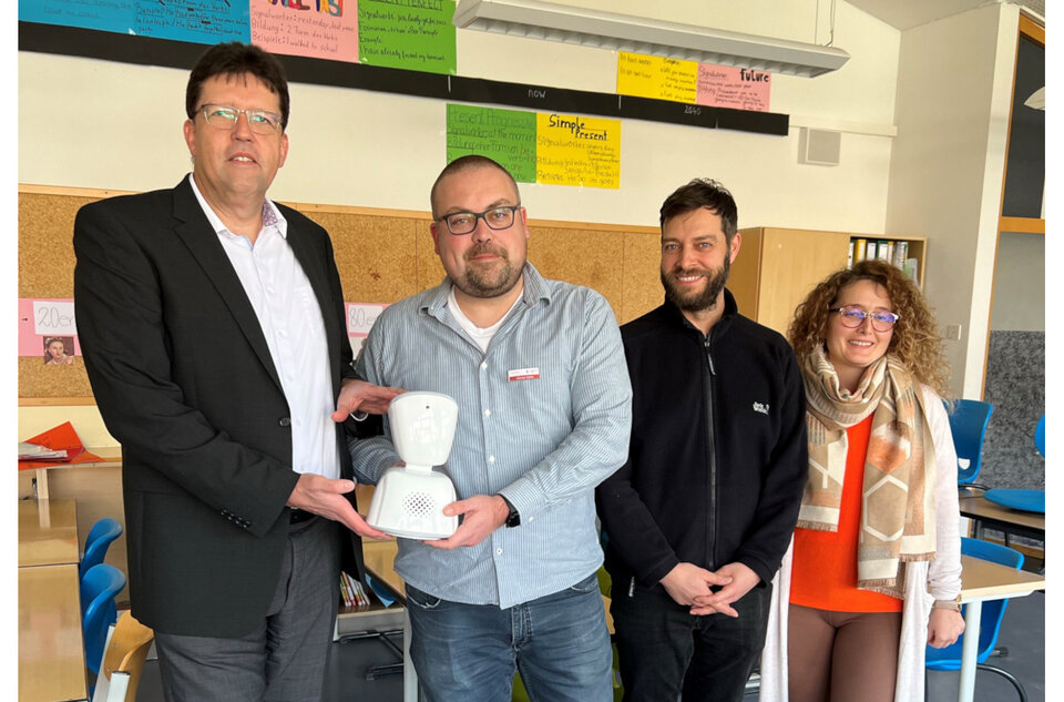 Achim Härterich (Kiwanis-Club), Michael Stehle vom Kreismedienzentrum, Konrektor Jochen Hägele sowie Klassenlehrerin Derya Calap (von links) bei der Übergabe des Telepräsenzroboters an der August-Weygang-Gemeinschaftsschule.