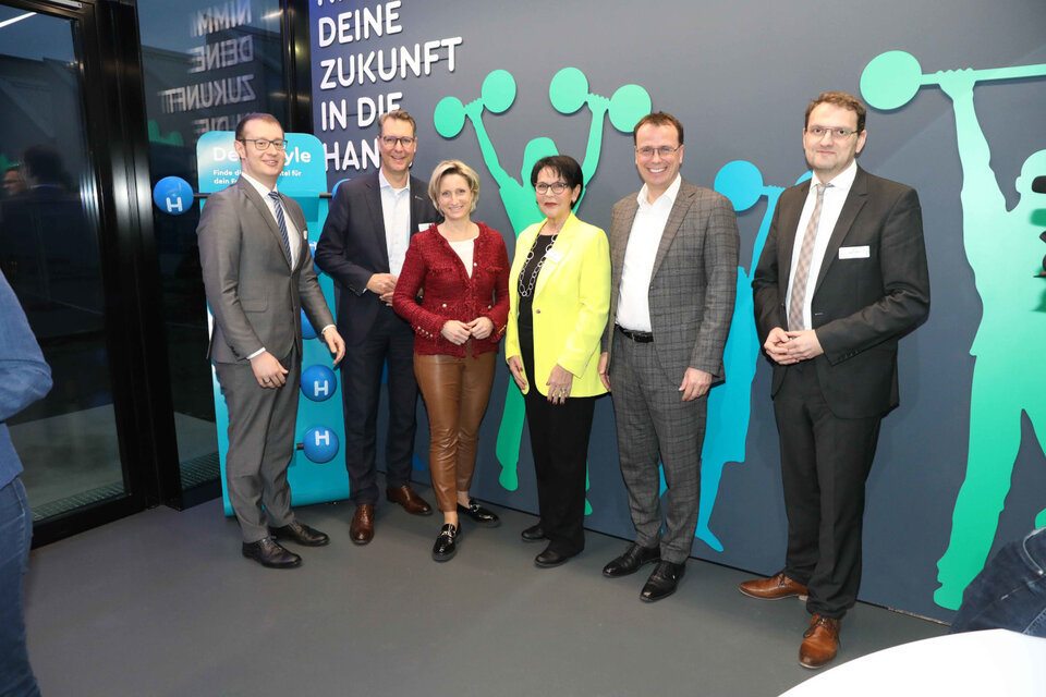 (V.l.) Maximilian Friedrich (Oberbürgermeister der Stadt Backnang), Dr. Richard Sigel (Landrat des Rems-Murr-Kreises), Dr. Nicole Hoffmeister-Kraut (Ministerin für Wirtschaft, Arbeit und Tourismus), Dr. Isolde Fleuchaus (Schulleiterin der Gewerblichen Schule Backnang), Volker Schebesta (Staatssekretär im Ministerium für Kultus, Jugend und Sport) und Benjamin Wahl (Leiter des Amts für Schulen, Bildung und Kultur beim Landratsamt Rems-Murr-Kreis) bei der Eröffnung der Wasserstoff-Zukunftswerkstatt.